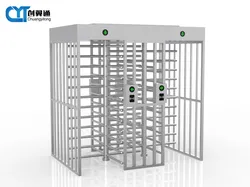 Cancello a tutta altezza con sistema di accesso tramite riconoscimento facciale e lettore di codici QR