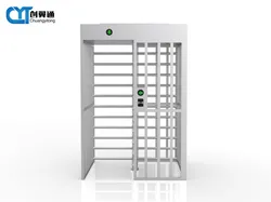 Cancello a tutta altezza con sistema di accesso tramite riconoscimento facciale e lettore di codici QR