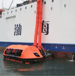 Marine Evakuierungssystem aufblasbares Rettungsfloß vertikaler und geneigter Fluchtweg offenes Rettungsfloß