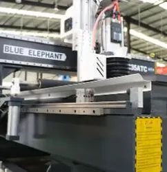 Angepasste 1335 Atc CNC Router Maschine mit linearer automatischer Werkzeugwechsler zum Verkauf