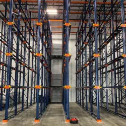 Sistema de Armazenagem Automatizado com Paleteiras de Rádio para Prateleiras de Armazém