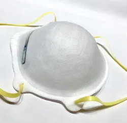 Maschera filtrante protettiva usa e getta con orecchino a metà
