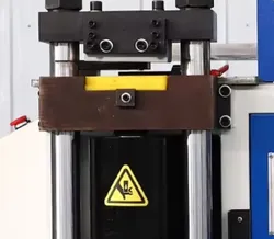 Mehrzweck-Busbar-Bearbeitungsmaschine Busbar-Biege- und Drehmaschine