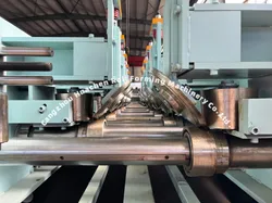 Vollautomatische größenverstellbare Kabeltrassen-Rollformmaschine mit Stanzfunktion