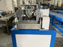 Automatische Kraftpapier-Eckschutzmaschine / Maschine zur Herstellung von Papierkantenschutzleisten