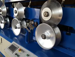 Automatische Kraftpapier-Eckschutzmaschine / Maschine zur Herstellung von Papierkantenschutzleisten