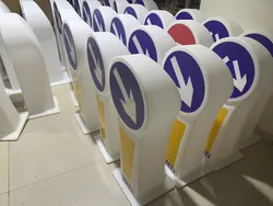 Placa de trânsito LED personalizável para orientação segura em cruzamentos