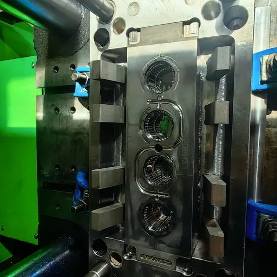 Struttura rinforzata componente pulsante per interni automobilistici a multi cavità con allineamento di precisione stampato ad iniezione in plastica pictures & photos