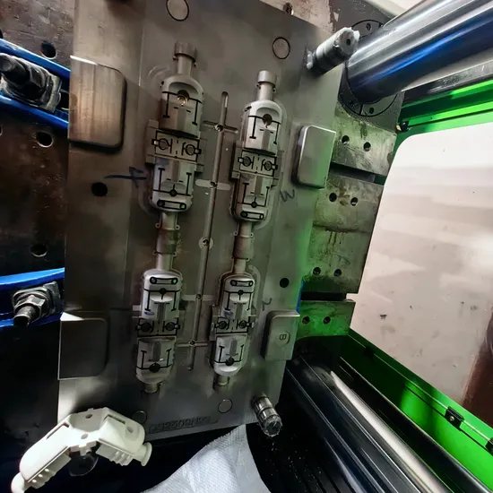 Struttura rinforzata componente pulsante per interni automobilistici a multi cavità con allineamento di precisione stampato ad iniezione in plastica pictures & photos