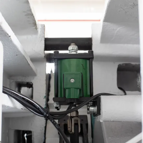 フルタッチスクリーンコンピュータ制御カッター プログラム可能な高精度紙裁断機 pictures & photos