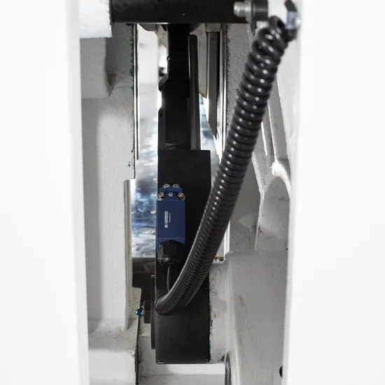フルタッチスクリーンコンピュータ制御カッター プログラム可能な高精度紙裁断機 pictures & photos