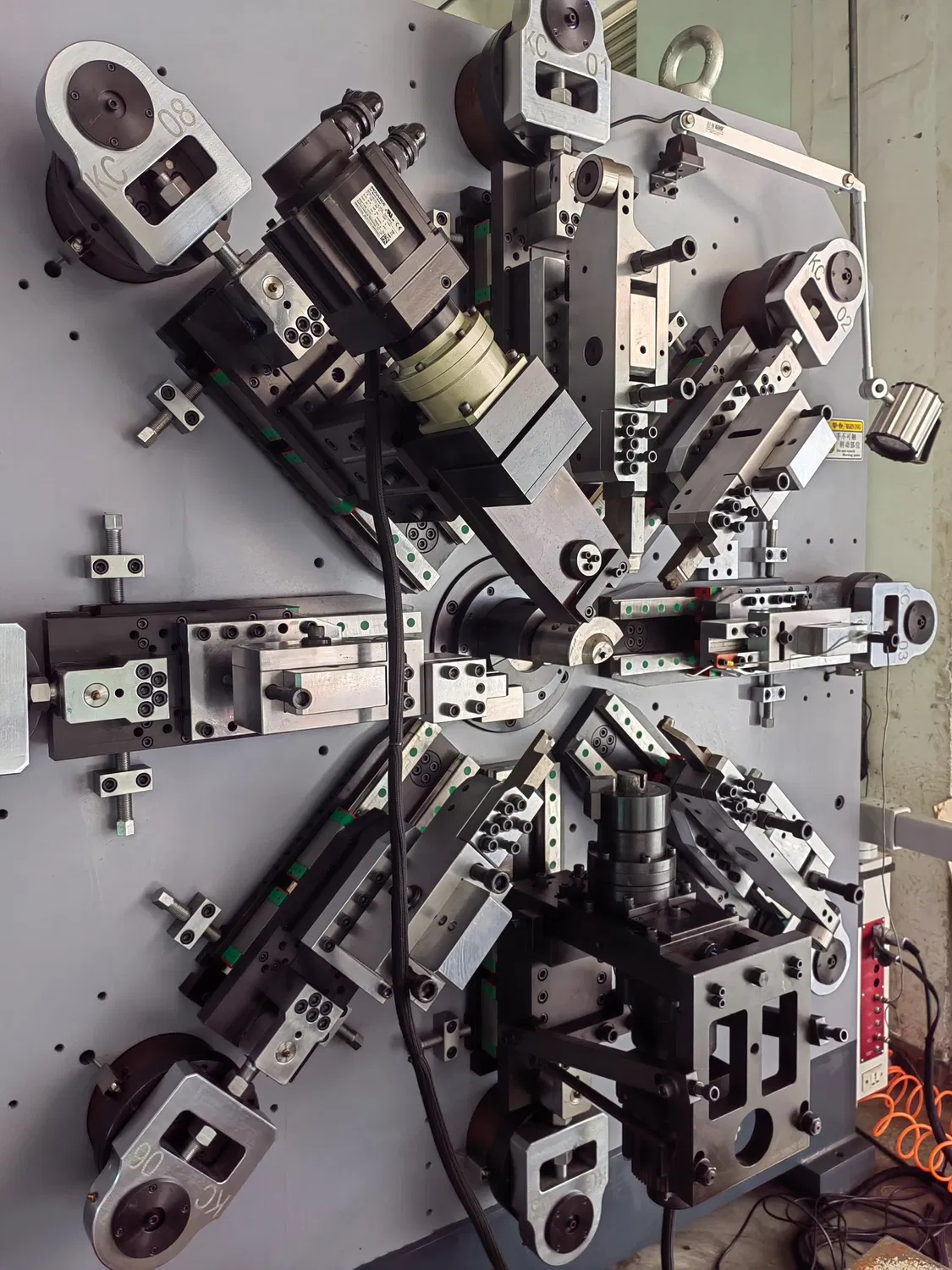 Automatic Compression Spring Machine with Camless CNC Spring Coiling Machine for 12 Axis Hydraulic Bending Machine pictures & photos