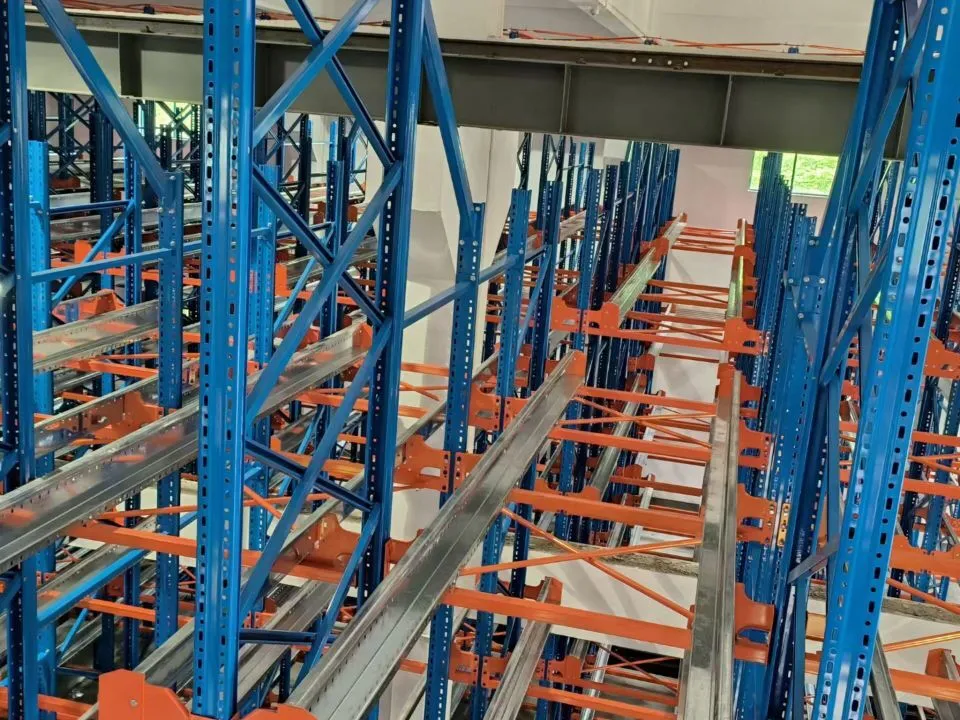 Sistema di stoccaggio con scaffali a rullo per shuttle radio ad alta utilizzazione dello spazio, scaffali per magazzino, scaffali personalizzati per pallet con sistema di corsia a velocità impostata pictures & photos