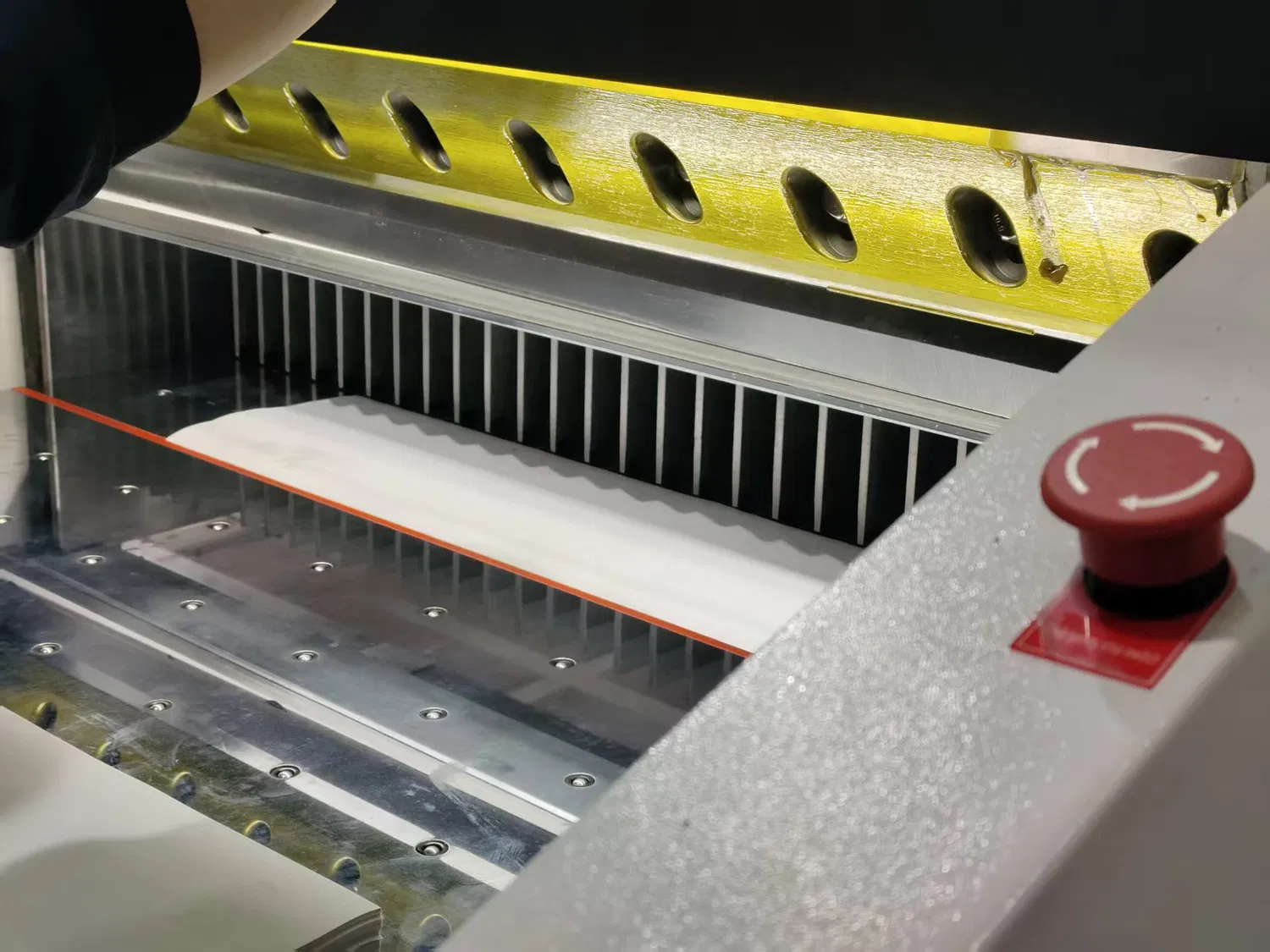 Kolay Kullanımlı Otomatik Kağıt Kesme Makinesi Akıllı Program Kontrolü Kağıt Kesme Guillotine Makinesi pictures & photos