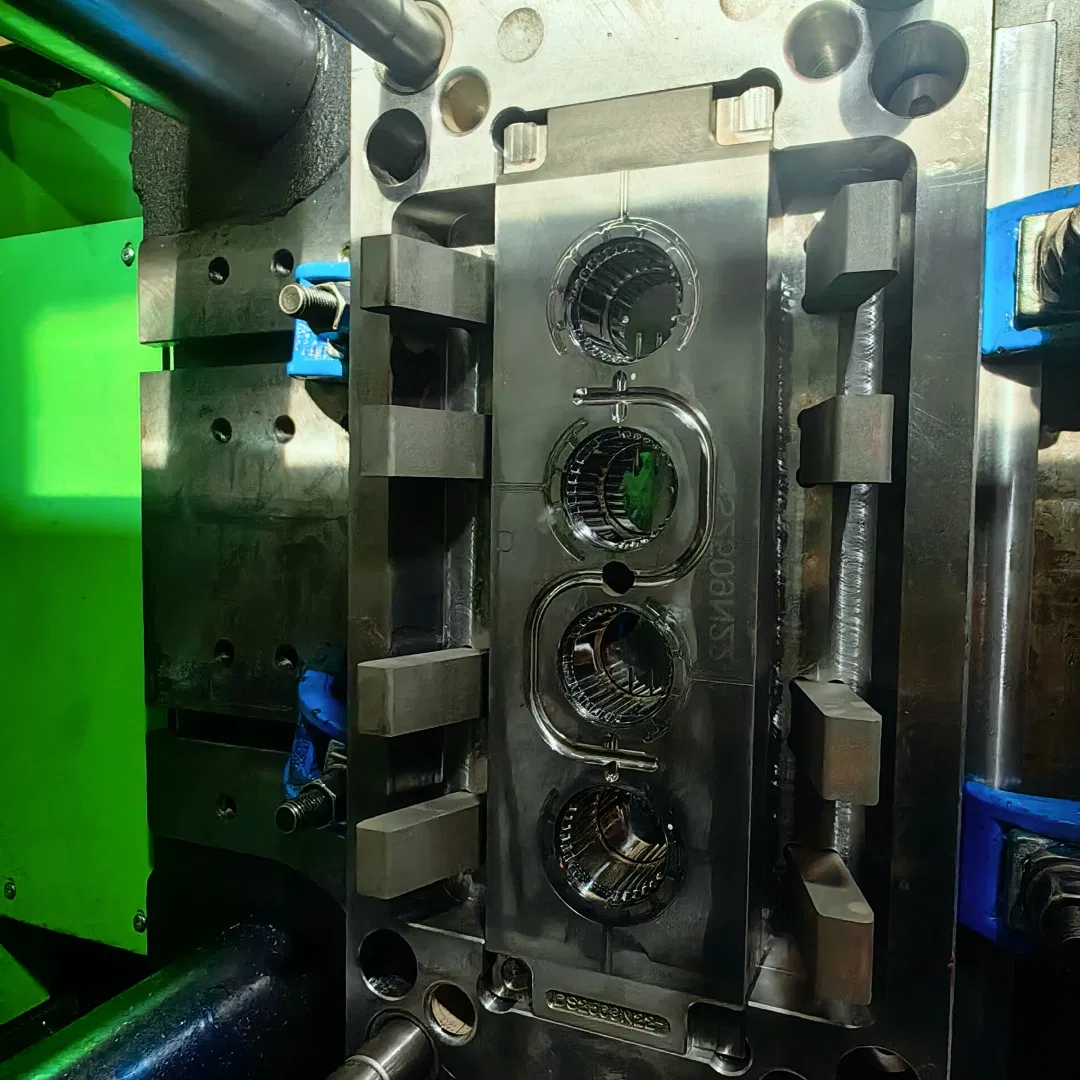 Struttura rinforzata componente pulsante per interni automobilistici a multi cavità con allineamento di precisione stampato ad iniezione in plastica pictures & photos