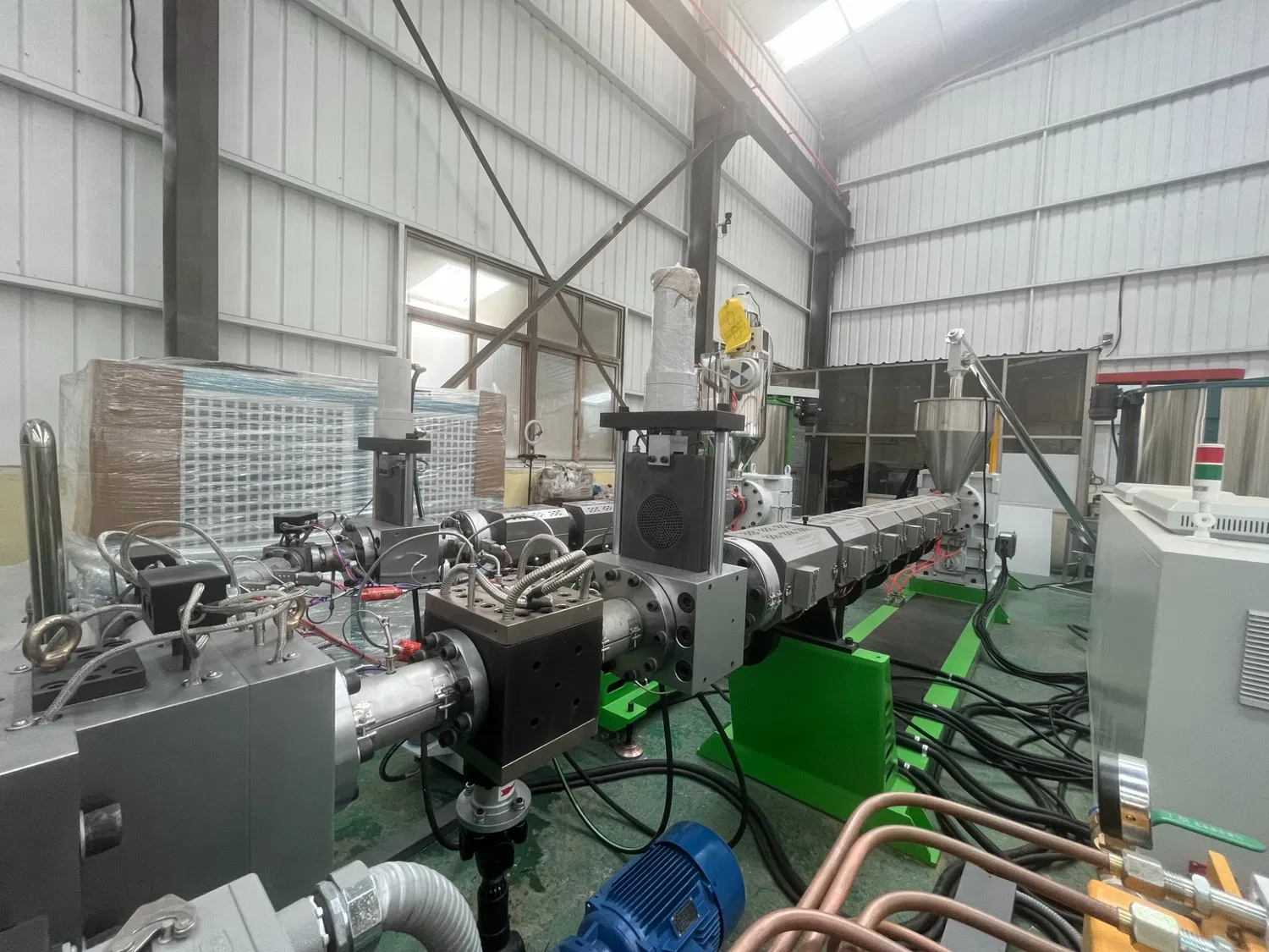 Línea de producción de encofrados de plástico, máquina extrusora de alta producción avanzada pictures & photos