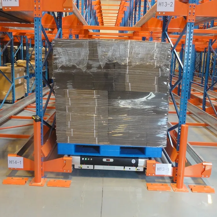 Sistema di stoccaggio a scaffale a doppio profondo con carrello radio per pallet in acciaio freddo ad alta densità nel magazzino pictures & photos