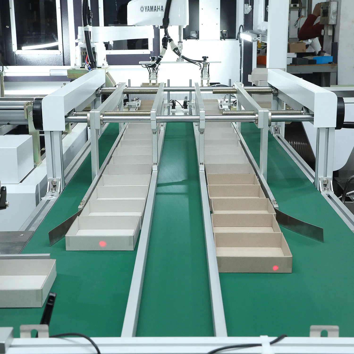Macchina automatica per la produzione di scatole di gioielli, macchina per il coperchio e il fondo della scatola, macchina automatica per la produzione di scatole rigide doppie 2 macchina per la produzione di scatole rigide di dimensioni pictures & photos