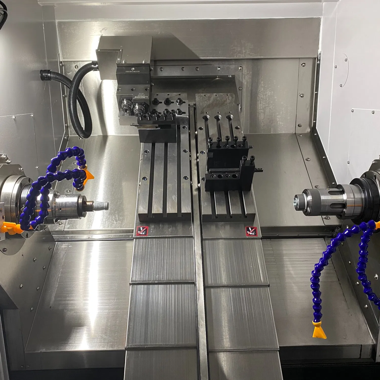 Doppelspindel-Syntec-Steuerung Drehfräsmaschine unterstützt komplexe G-Code-Programme für maßgeschneiderte Autoteile pictures & photos
