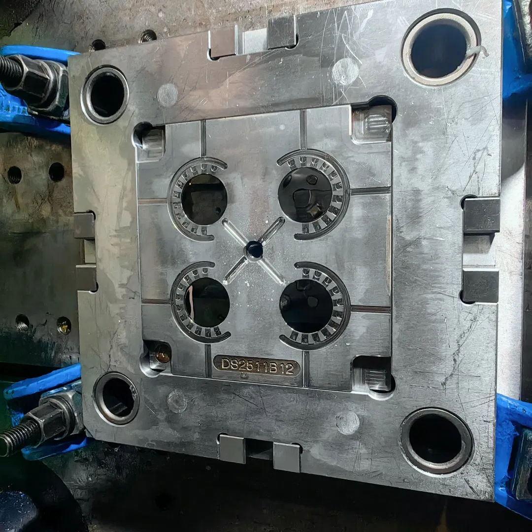 Struttura rinforzata componente pulsante per interni automobilistici a multi cavità con allineamento di precisione stampato ad iniezione in plastica pictures & photos