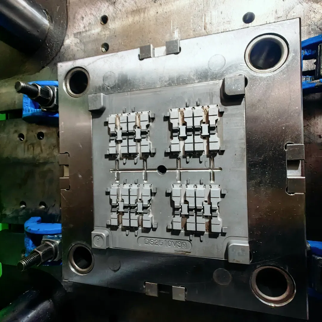 Struttura rinforzata componente pulsante per interni automobilistici a multi cavità con allineamento di precisione stampato ad iniezione in plastica pictures & photos