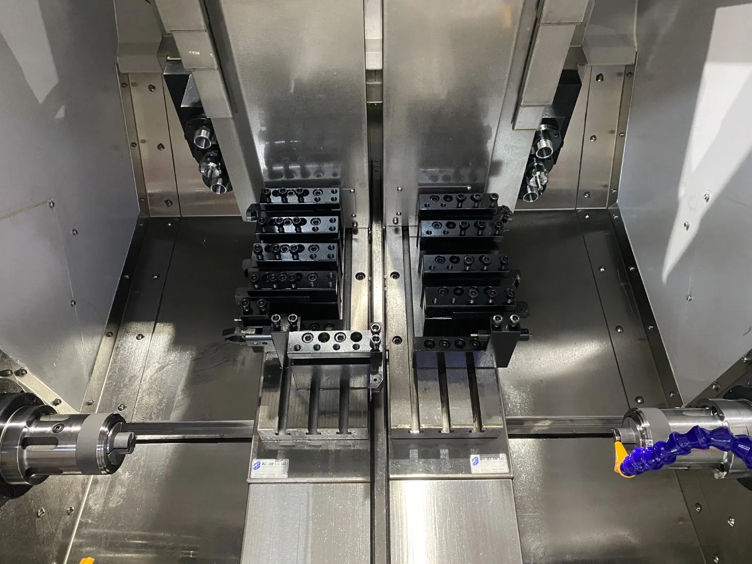 Doppelspindel-Syntec-Steuerung Drehfräsmaschine unterstützt komplexe G-Code-Programme für maßgeschneiderte Autoteile pictures & photos