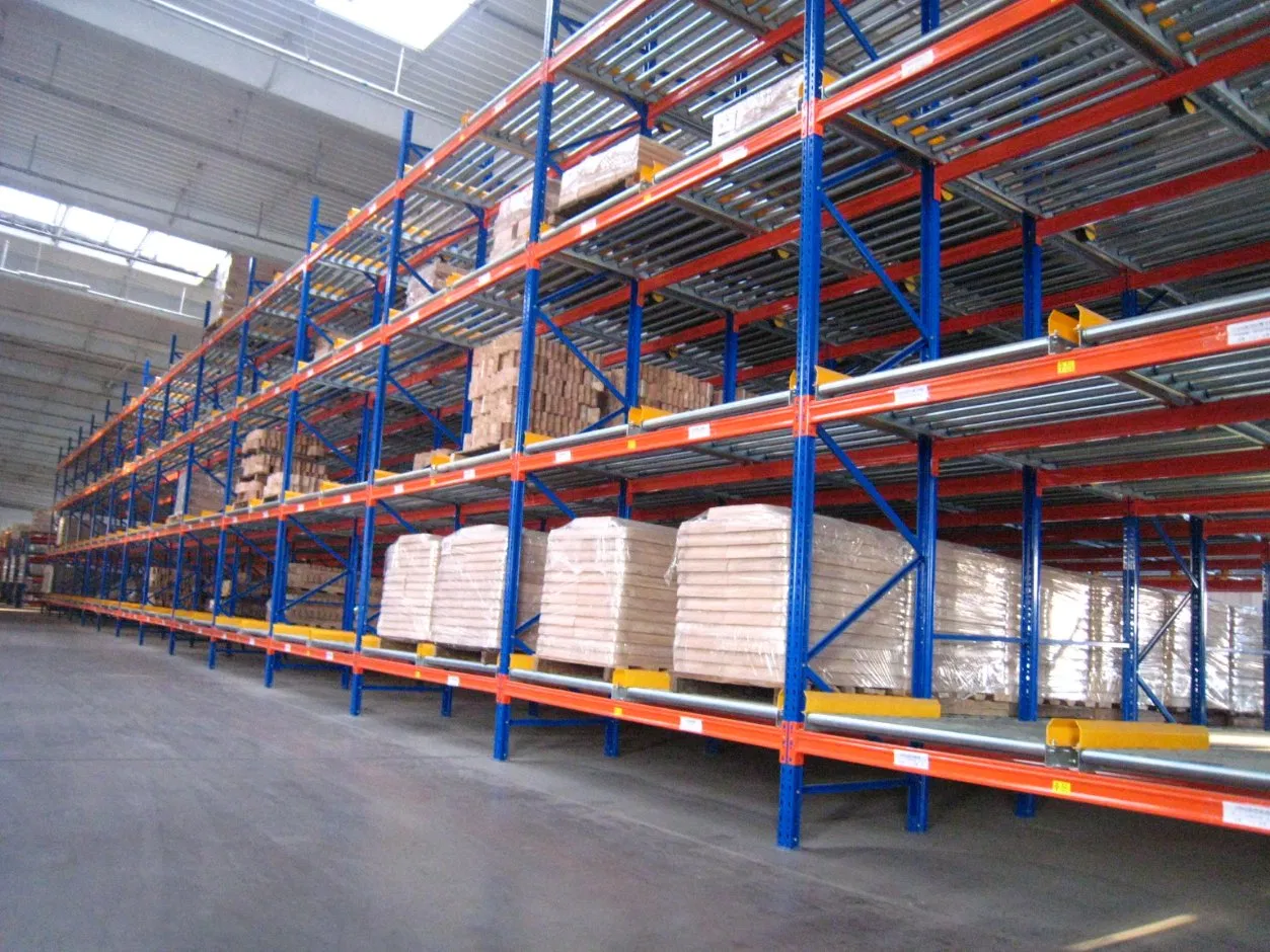 Giá đỡ chảy trọng lực, giá đỡ pallet tùy chỉnh, giá đỡ kim loại lưu trữ trong kho với bảo vệ chống ăn mòn pictures & photos