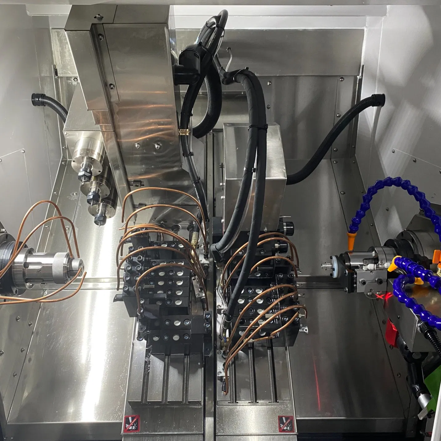 Doppelspindel-Syntec-Steuerung Drehfräsmaschine unterstützt komplexe G-Code-Programme für maßgeschneiderte Autoteile pictures & photos