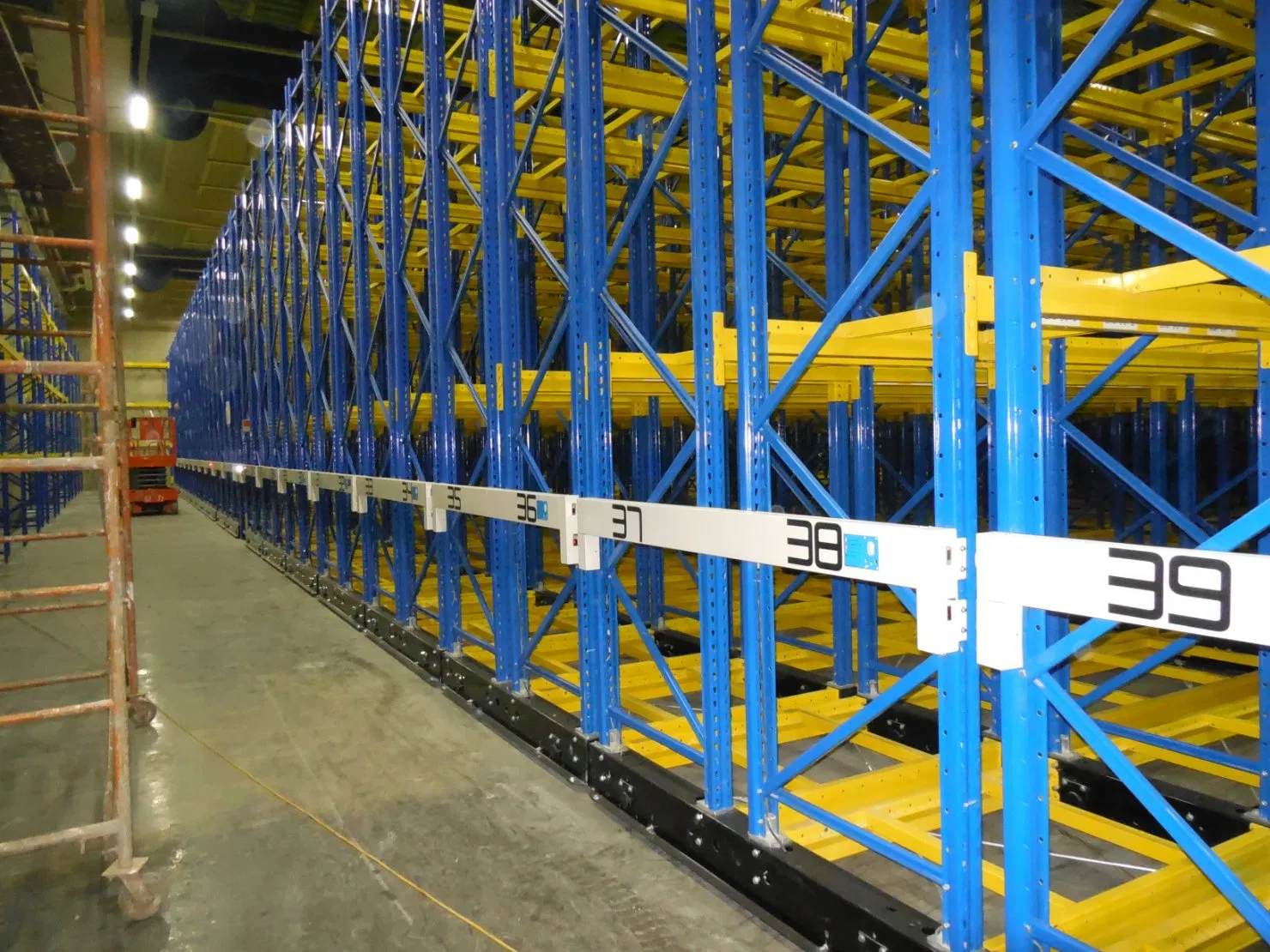 Sistema di scaffalature mobili motorizzate per stoccaggio utilizzato nel sistema di scaffalature industriali per pallet in magazzino pictures & photos