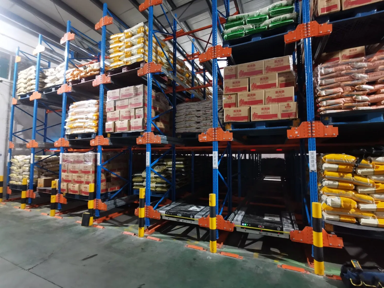 Sistema Inteligente Automático de Estantería de Acero Metálico para Almacenamiento en Almacén con Carro de Radio pictures & photos