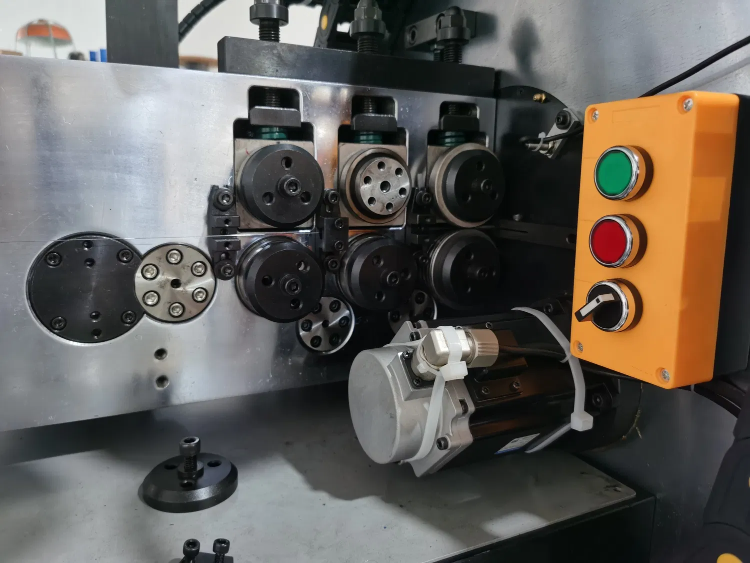 Máquina de Rotação de Molde de Torsão Dupla CNC com 12 Eixo de Enrolamento/ Enrolamento/ Formação de Fio de Compressão pictures & photos