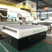 Große Kameraerkennung CNC-Teppichschneider mit automatischer Zuführung, vibrierende Messer-Maschine, präzises Teppichschneidemustererkennungssystem