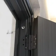 Puerta Frontal de Metal de Alta Seguridad con Sistema de Cerradura Inteligente Avanzado Puerta Frontal de Metal de Alta Seguridad con Sistema de Cerradura Inteligente Avanzado