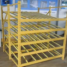 Rastrelliera per movimentazione materiali a flusso in cartoni da fabbrica