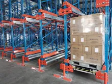Rak Shuttle Otomatis Lifo Fifo Rak Bergerak Radio Shuttle 2000kg Robot Penanganan Kargo Kontrol Jarak Jauh Rak