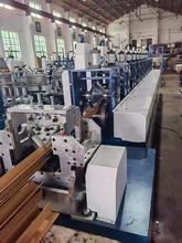 Macchina automatica per la produzione di protezioni angolari per carta / Macchina per la formazione di bordi in cartone