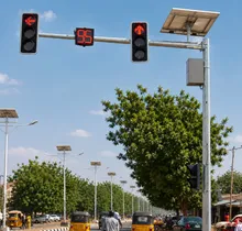 Sistema di controllo wireless per semaforo a LED intelligente alimentato da energia solare