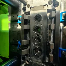 Composants de coque structurelle électronique multi-cavité à injection de plastique avec système de canaux chauds automatisé de précision