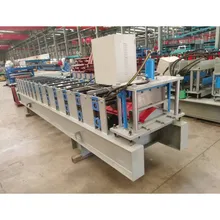 Macchina per la produzione di pannelli per tetti a forma di cresta stabile colorata in modo efficiente Macchina per la produzione di pannelli per tetti a forma di cresta stabile colorata in modo efficiente