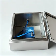 Accéléromètre à équilibre de force avec fonction d'auto-calibration intégrée Accéléromètre à équilibre de force avec fonction d'auto-calibration intégrée