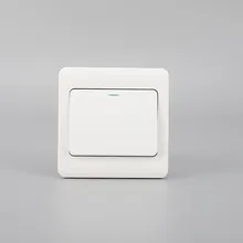 Magasin d'usine avec protection contre les surcharges, fonction de protection contre la foudre, grand espacement, trou de décalage, prise de norme britannique