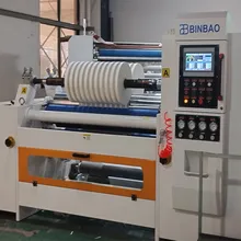 Máquina de corte e rebobinamento para materiais de transferência térmica com sistema automático de controle de tensão.