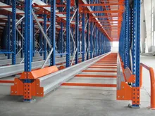 Sistema de estanterías de acceso por vehículo con guía de ensamblaje e instalación fácil