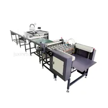 Macchina automatica per la produzione di scatole rigide a posizione visiva