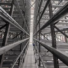 Hele Verkoop Twee-Weg Containerdoos Shuttle Miniload Gegalvaniseerde Stalen Rek Automatisch Enkel en Dubbel Diepte Opslag en Ophalesysteem