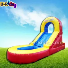 Scivolo d'acqua gonfiabile per bambini da giardino con piscina per esterni nel cortile