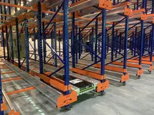 Magazzino automatico con scaffale e shuttle bidirezionale per operazioni rapide