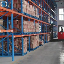 Sistema di scaffalature industriali a pallet con più livelli