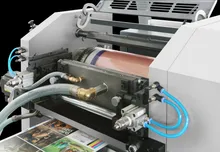 Macchina da stampa offset per etichette multicolore con sistema di asciugatura/cura UV