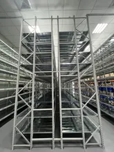 Sistema di scaffalature per magazzino salvaspazio